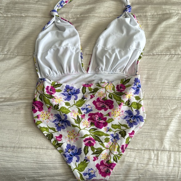 One piece  floral size medium - Picture 4 of 6